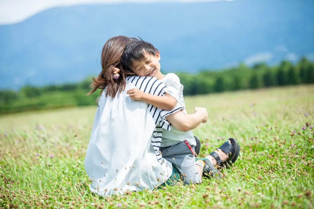 幸せそうにハグをしている親子の画像