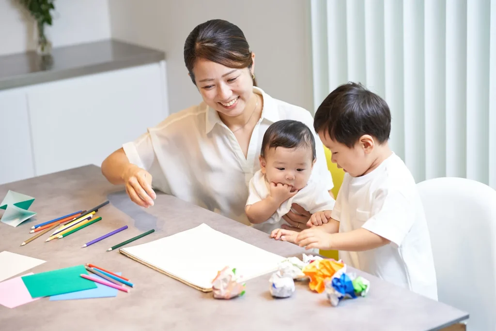 子どもの能力を伸ばしている母親の画像