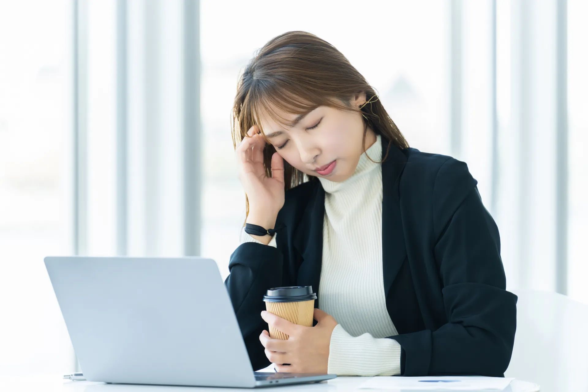 悩む女性