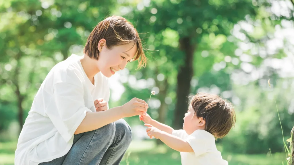 向かい合って微笑む親子