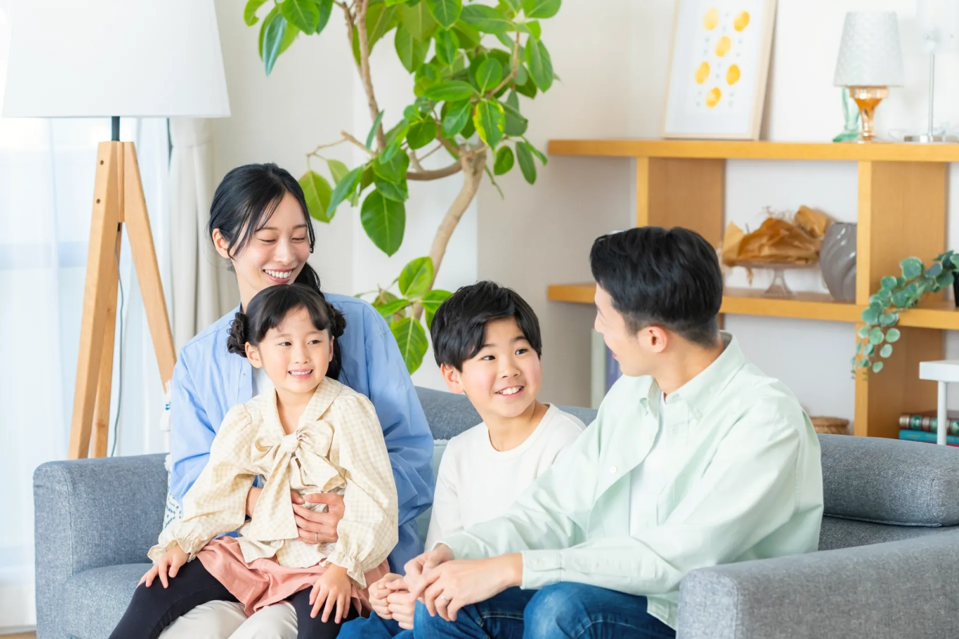 家族で仲良く話している様子