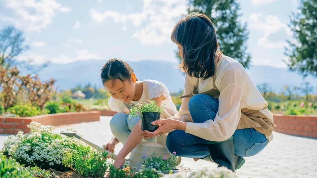 植物の世話をする親子