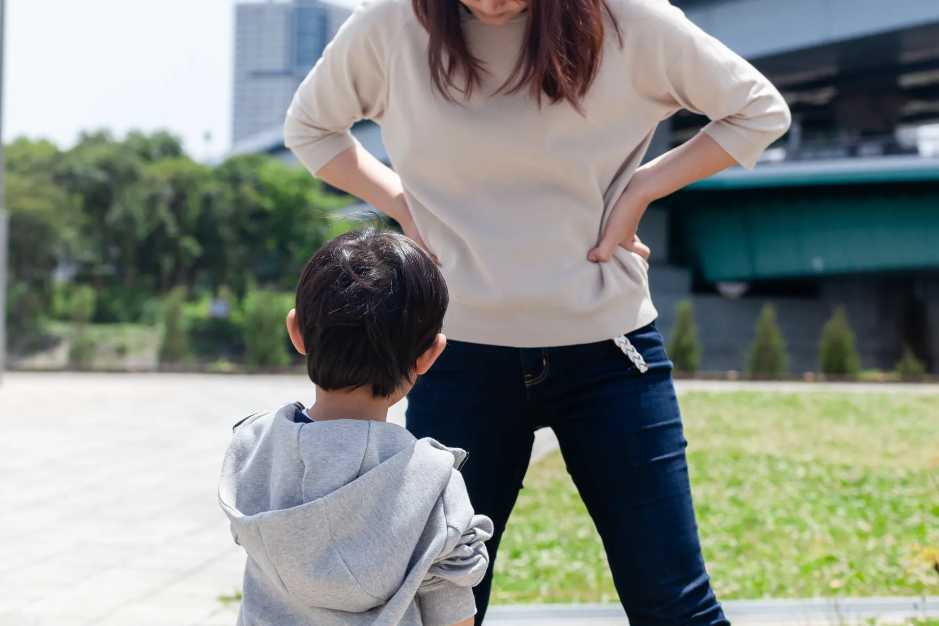 子どもに怒る母