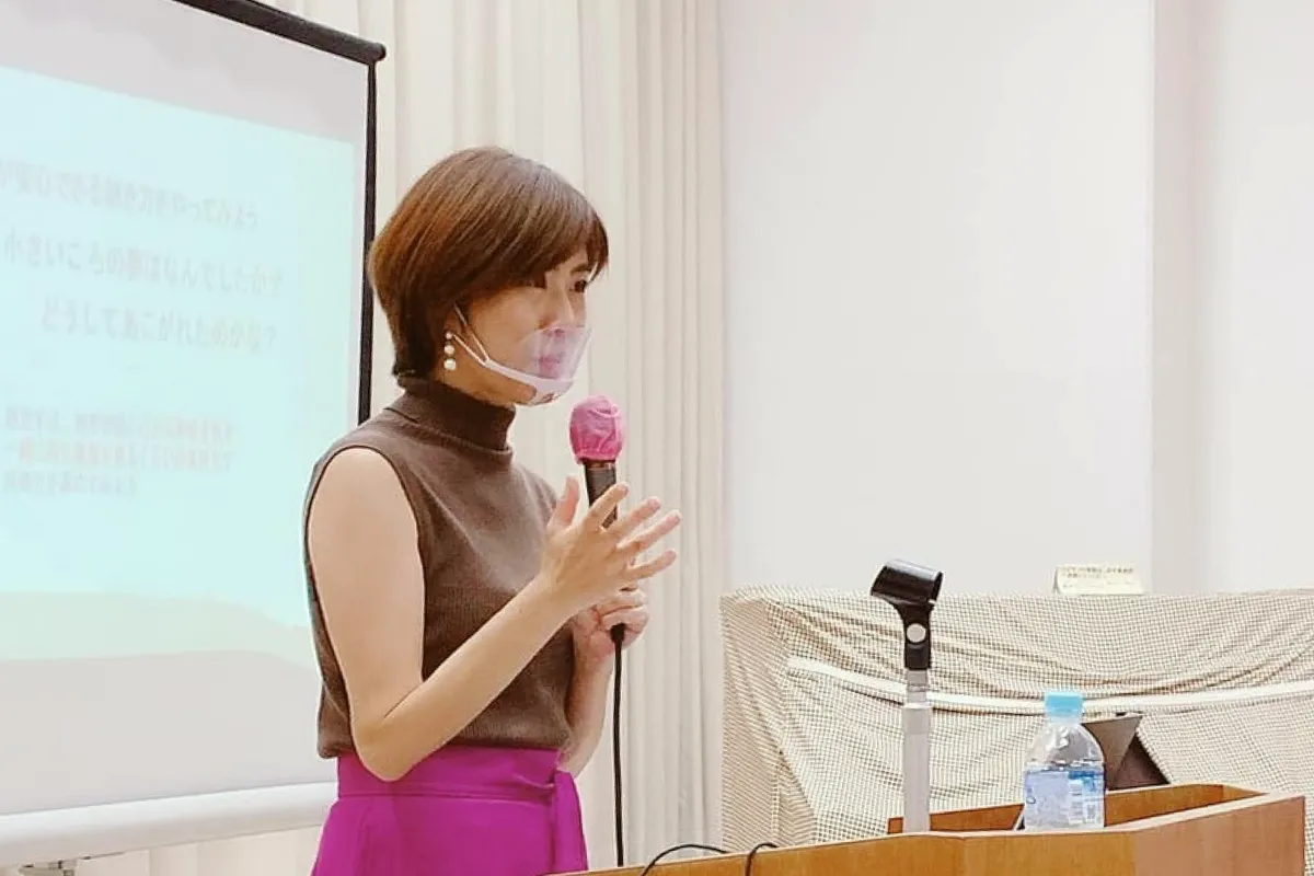 代表理事田崎が講演をしている画像