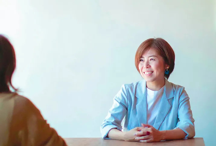 代表理事 田崎由美が話を聴いている画像