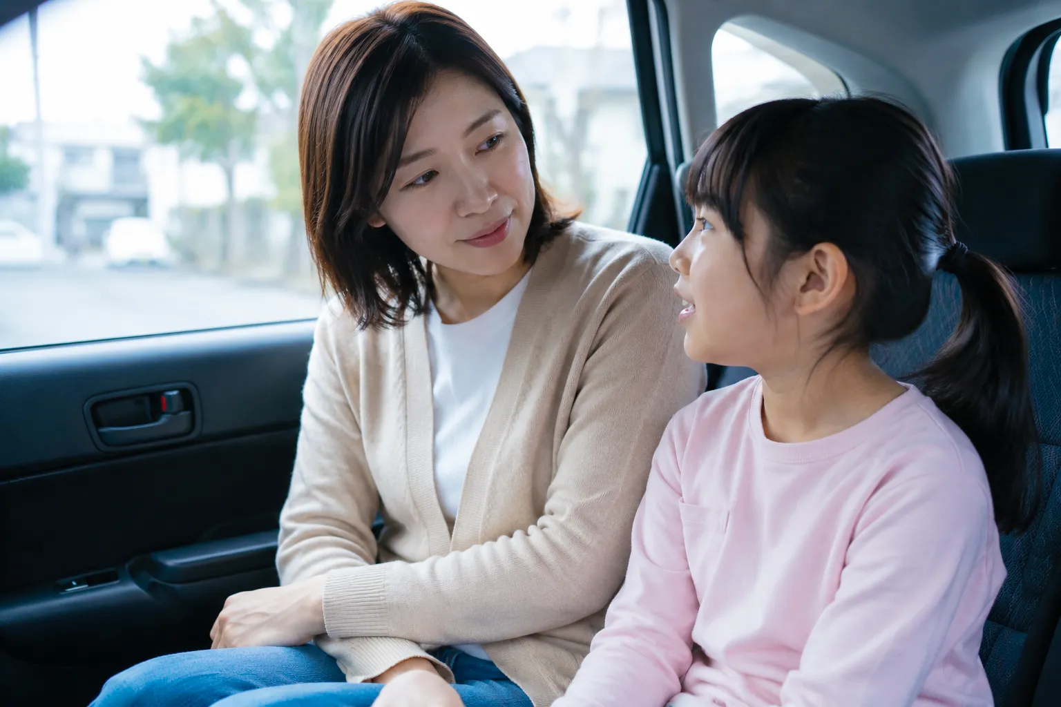 車内で話を聴く様子
