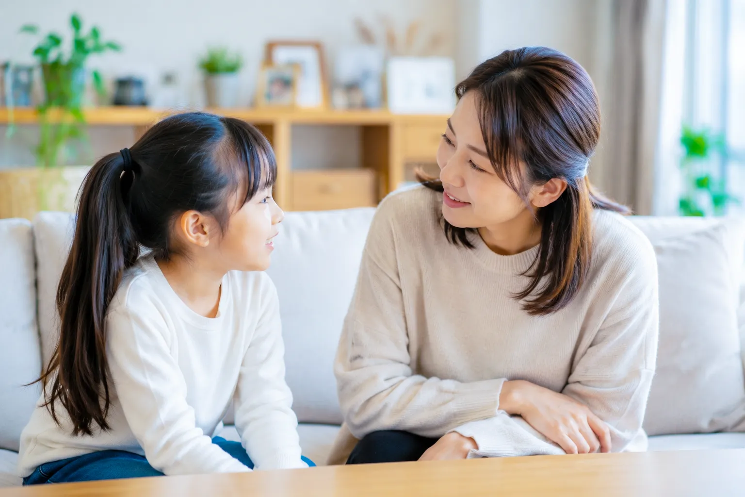 リビングで話を聴く様子