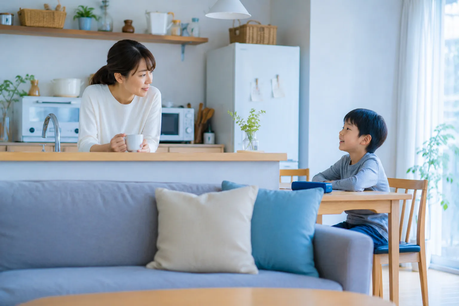 リビングで話を聴く様子